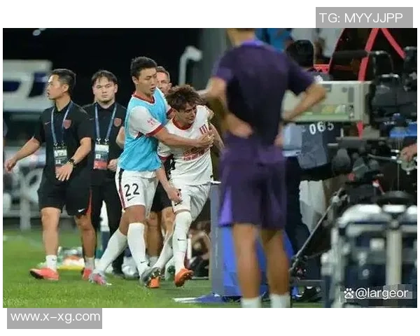 中超精彩对决里昂与曼联战成平局绝杀瞬间引发全场狂欢战术分析回顾