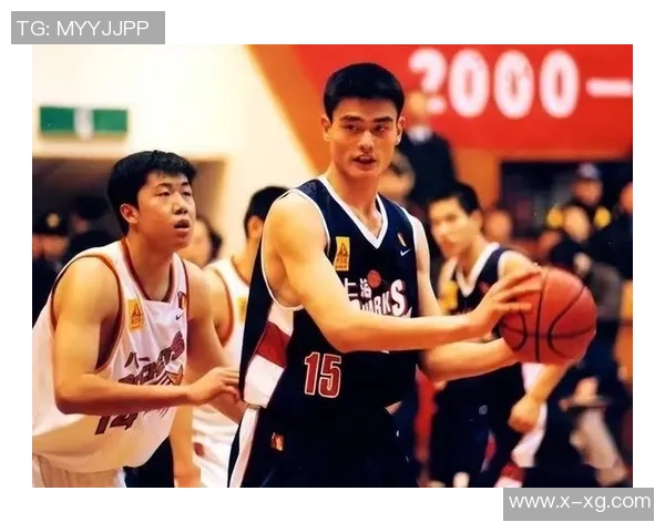 姚明在篮球场上的工作瞬间展现职业精神与拼搏精神的精彩瞬间