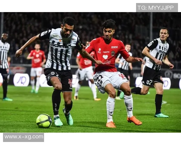 欧联杯精彩战役：里昂轻取本菲卡3-0全场战术解析与精彩瞬间回顾